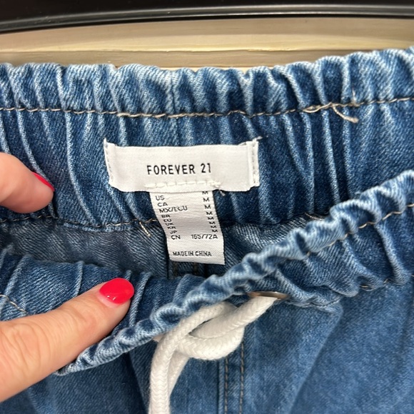 NWT! Forever 21 Jogger Jeans Size Medium - Picture 3 of 4
